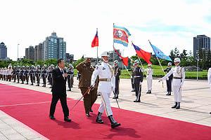 顧立雄與史瓦帝尼國防軍司令相互贈勳 深化雙邊國防交流