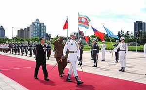 顧立雄與史瓦帝尼國防軍司令相互贈勳 深化雙邊國防交流