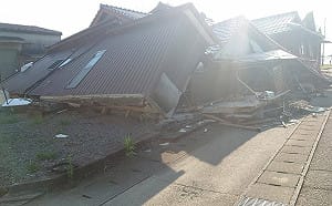 (影) 熊本7.1強震13死多人失蹤！永旺爆炸、古城石垣崩塌、道路斷裂 多地滿目瘡痍