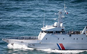 (影) 法艦英吉利海峽突開17槍！BBC採訪遭打斷 英保守黨怒轟「刻意恐嚇」