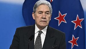 要華裔議員「滾回自己國家去」! 紐外長挨批種族主義 副手還曾罵 : 「黃油雞海嘯」