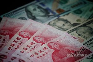 外資匯出、出口商拋匯交鋒　新台幣盤中再破32.5元
