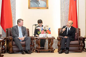  薛瑞福拜會韓國瑜：關注台灣防衛資源能儘速到位