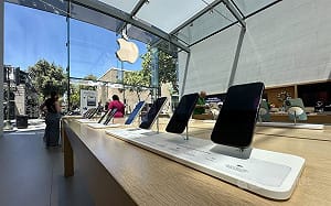 亞馬遜業績雲端亮眼　蘋果營收放緩等待Siri AI