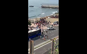 (影) 數千移民突襲西班牙！翻牆、游海強闖休達 軍方緊急增兵、義放話「出手」