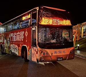 桃機大客車自撞32傷調查出爐！運安會：駕駛揮手分心、撞前1秒才踩煞車