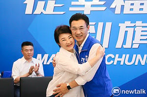 （影）和江啟臣手牽手又擁抱 盧秀燕：這幾年比你和你老婆的次數還多