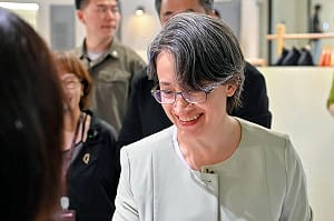 觀展「給台灣的情書」蕭美琴籲公民持續守護國家：愛會讓我們更強