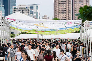 台日大港水果祭首日人氣爆棚 熊本應援攤位留言送暖災區 