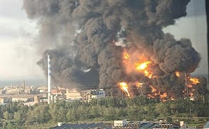 (影) 山東多地爆火警！疑員工討薪縱火青島爆炸大火 抖音現場直播秒被封