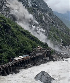 (影) 極端暴雨襲中國! 香格里拉大山崩傳數十死 東北暴雨河川暴漲陷汪洋