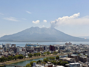 櫻島南岳火口傳爆炸性噴火噴煙竄升3000公尺 大噴石飛散1000公尺