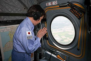 熊本地震後高市早苗「首訪」災區 直升機上空視察並合十悼念