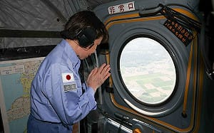 熊本地震後高市早苗「首訪」災區 直升機上空視察並合十悼念