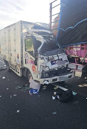 國1新竹段多車碰撞　小貨車駕駛夾困車內腿骨折送醫