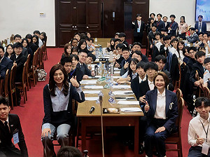 出席「模擬立法院」 鄭麗文：一個正常的國會非常重要
