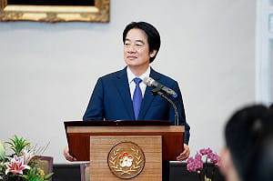 賴宣布普發1萬 國民黨傻眼：5月說財政負擔、8月變AI紅利？