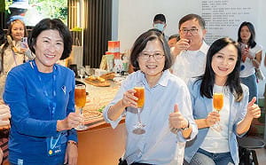 宣布出任陳瑩競總主委後  蔡英文推崇「慢經濟」同框饒慶鈴逛台東博覽會