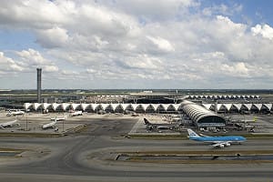 中國粉絲曼谷機場追星惹議　22人遭拒登機致航班延誤