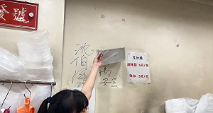 蔣萬安遭蓋牌！沈伯洋訪夜市名店簽蔣旁邊 老闆：我蓋很久了