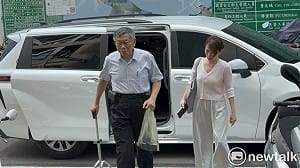 （影）柯文哲拄拐杖換電子手環　陳佩琪：腳鐐害他摔了好幾次