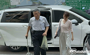 （影）柯文哲拄拐杖換電子手環　陳佩琪：腳鐐害他摔了好幾次