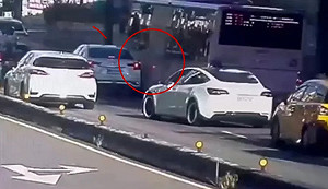 北市公車與轎車擦撞爆口角！警到場一驗都是毒駕