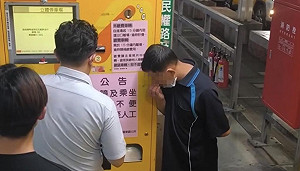 羅東夜市驚見「借錢怪阿伯」！守繳費機討錢 警派員加強巡邏
