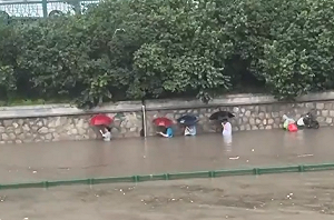(影) 極端氣候狂轟水深及胸！中國多省遭暴雨狂炸 山洪暴發大淹水