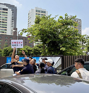 （影）獨家》賴清德來造勢 三小雞衝現場抗議 江啟臣團隊卻請媒體勿問此題