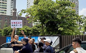 （影）獨家》賴清德來造勢 三小雞衝現場抗議 江啟臣團隊卻請媒體勿問此題