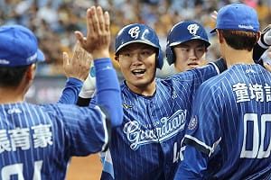 范國宸開轟悍將大勝兄弟　王柏融再見安雄鷹擒猿