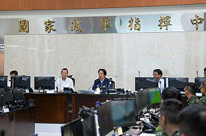 （影）漢光演習》賴清德首度參與「萬鈞演練」！搭萬鈞車直奔國防部畫面曝光