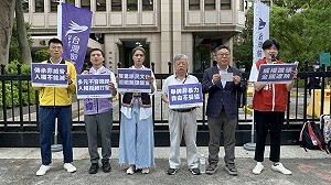 青年舉牌抗議遭花蓮警盤查 小黨赴內政部籲成立專案調查、撤換花蓮警察局長