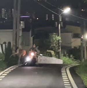 嚇壞！彰化八卦山驚傳「人鹿對撞」 巨大水鹿「自殺式暴衝」對撞機車騎士