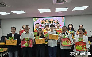 中秋月圓做公益　陳怡珍青果西施攜手企業團體　力挺果農送文旦　助弱勢過佳節