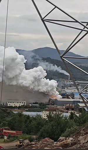 (影）雲南黃磷工廠大火濃煙沖天! 逾千人疏散 居民憂毒煙吸入官稱無傷亡