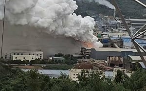 (影）雲南黃磷工廠大火濃煙沖天! 逾千人疏散 居民憂毒煙吸入官稱無傷亡