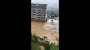 (影) 湖南、湖北又發洪水！ 城鎮遭積水淹沒 張家界居民緊急出動橡皮艇