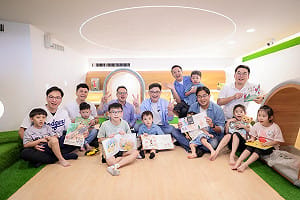 （影）父親節前夕偕議員共讀繪本　賴瑞隆首推打造2030雙語之都  