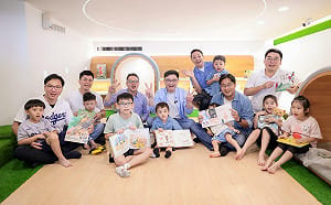 （影）父親節前夕偕議員共讀繪本　賴瑞隆首推打造2030雙語之都  