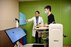 下肢復健機器人助長者找回行動力 亞大醫、上銀科技推廣智慧復健