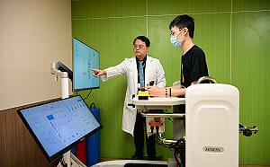 下肢復健機器人助長者找回行動力 亞大醫、上銀科技推廣智慧復健