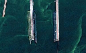 （影）衛星抓到俄軍核潛艇遠遠躲這裡! 指揮塔上急裝「這個」防烏軍無人機