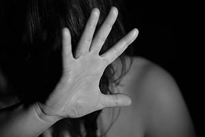 否認犯行還稱「沒有伸舌頭」! 經紀人「假按摩」強吻女星 遭判1年1個月