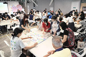 高雄首創家庭桌遊公開發表   百人三代同堂祖孫共學
