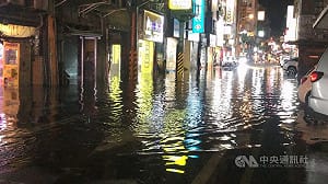 颱風逼近基隆海水倒灌  愛四路積水深及小腿肚