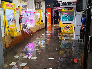 白海豚發威基隆夜市海水倒灌  童子瑋要求市府檢討防災能力