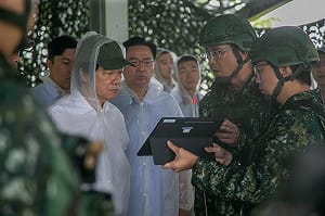 賴清德視導漢光演習「要域火殲」 看實兵演練發加菜金