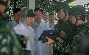 賴清德視導漢光演習「要域火殲」 看實兵演練發加菜金